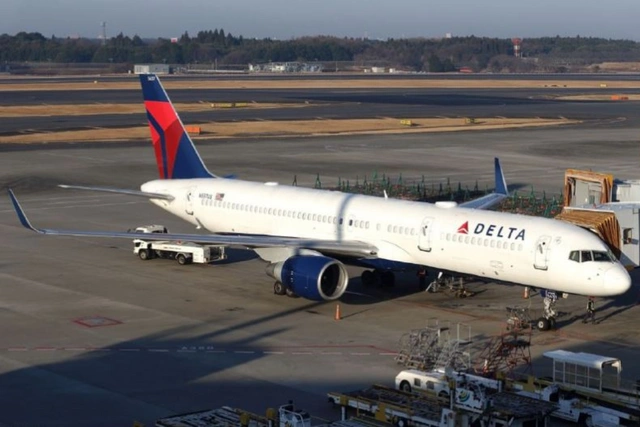 У Boeing 757 в аэропорту Атланты отвалилось колесо перед взлетом - ВИДЕО